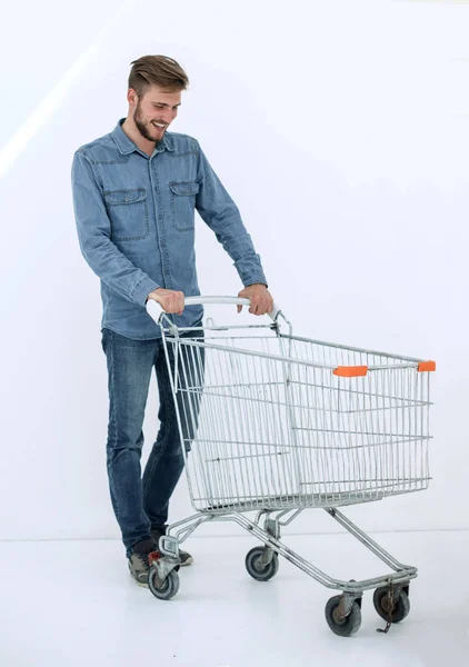 Úspěšný mladý muž s nákupním košíkem — Stock fotografie
