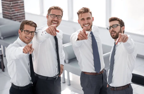 Grupo de funcionários bem sucedidos apontando para você — Fotografia de Stock