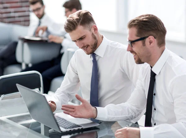 Kollegen diskutieren aktuelle Informationen am Desktop — Stockfoto