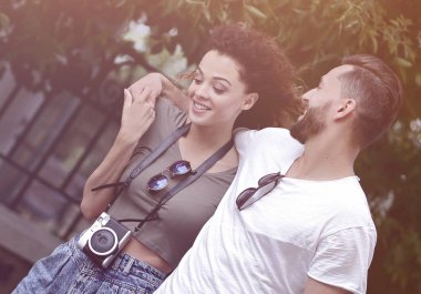 Kentsel sokakta yürüyen genç Çift