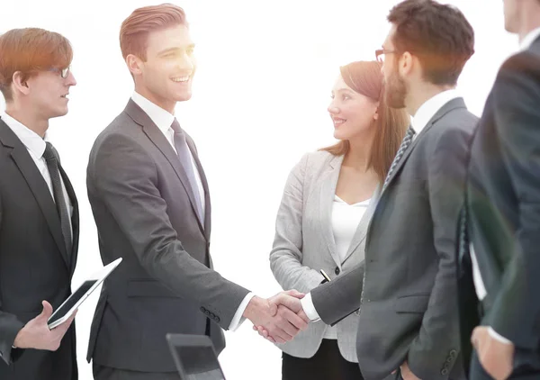 Obchodní partneři handshaking se svými kolegy. — Stock fotografie