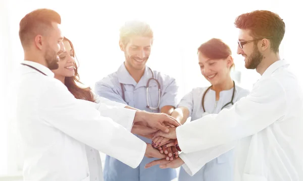 Médicos y enfermeras apilándose las manos. concepto de ayuda mutua. —  Fotos de Stock