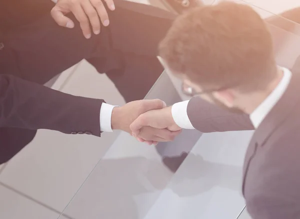 Handshake Manager e o cliente no escritório — Fotografia de Stock