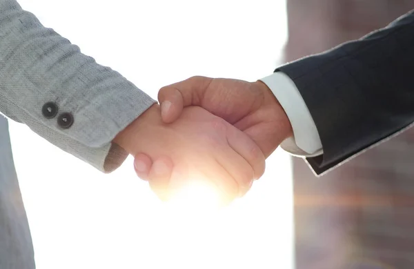 Gente de negocios estrechando manos aisladas sobre fondo blanco —  Fotos de Stock