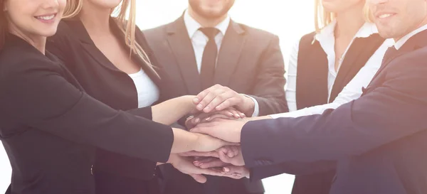 Equipe de negócios amigável com as mãos apertadas juntas . — Fotografia de Stock