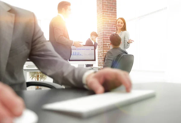 Elegante hombre de negocios profesional que trabaja en el ordenador — Foto de Stock