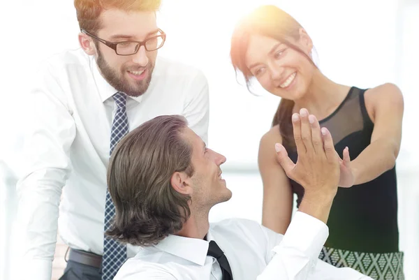 Jóvenes colegas de negocios dando unos a otros un máximo de cinco — Foto de Stock