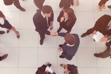 Rekabet başlamadan önce rakipler arasında el sıkışma