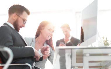 Ofiste konuşmak iş arkadaşları .