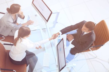 En baştan görüntüleyin. el sıkışma üst düzey yönetici ve çalışan Resepsiyon yukarıda