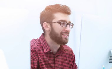 bir dizüstü bilgisayarda çalışan