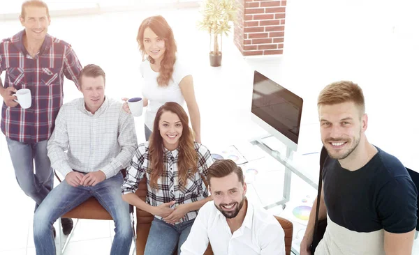 Blick von oben auf die Mitarbeiter der Designagentur — Stockfoto