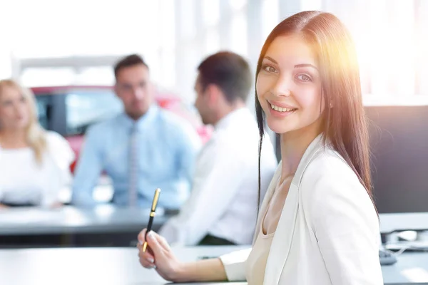 Portrait de jeune femme d'affaires assise au bureau — Photo