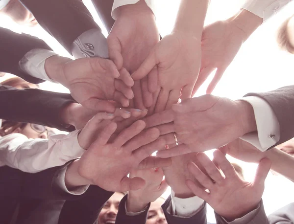 Grande business team sta formando un cerchio e le sue mani strette insieme — Foto Stock