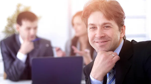 Gestores financeiros no local de trabalho — Fotografia de Stock