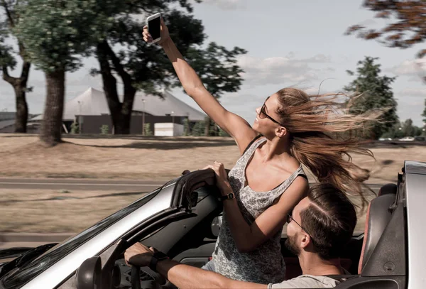 Fiatal nő vesz egy selfie az autóban — Stock Fotó