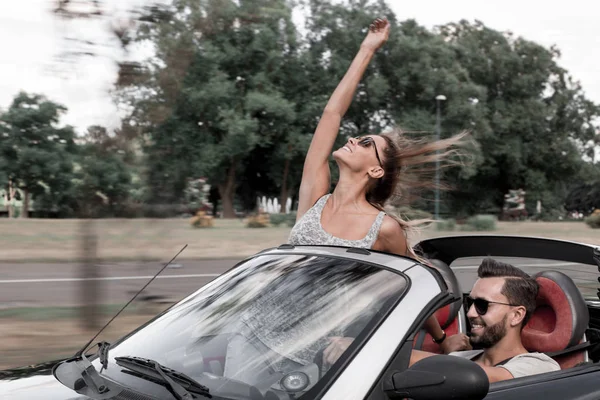 Recién casados disfrutando de un viaje en un convertible. — Foto de Stock