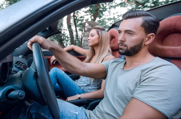 Jovem família viajando na temporada de verão . — Fotografia de Stock