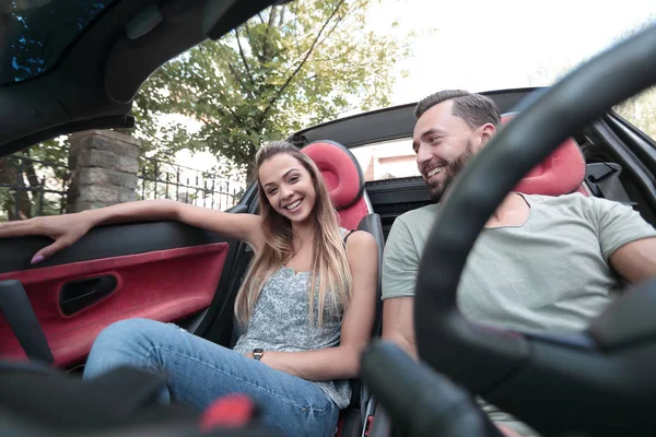 Pareja amorosa disfrutando de un viaje en el coche — Foto de Stock