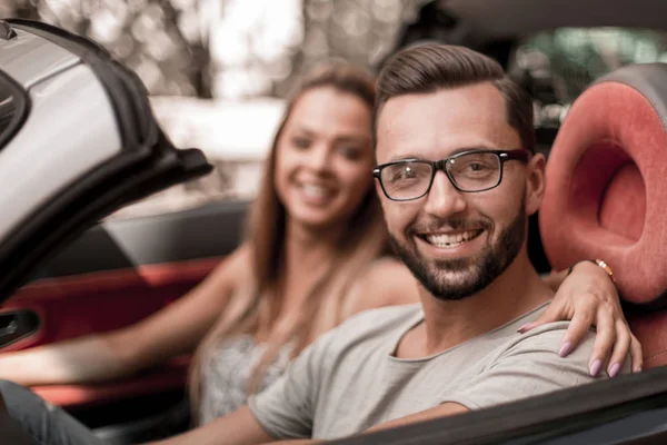 Jovem com sua namorada dentro de um carro conversível — Fotografia de Stock