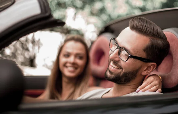 Jovem casal dentro de um carro conversível para uma viagem de um dia . — Fotografia de Stock