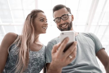 yakın çekim. Öğrenciler birkaç fotoğraf vasıl onların sm arıyoruz