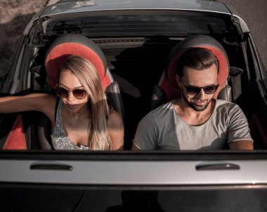 yakışıklı çift gece sürüş