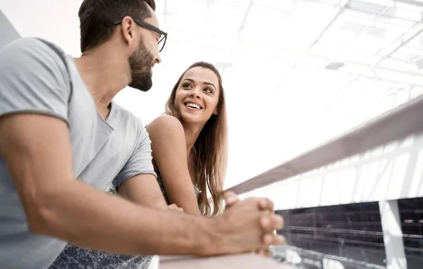 Close up.couple enamorados de pie en la terraza del hotel — Foto de Stock