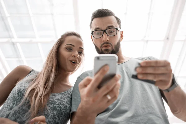 Jovem casal usando smartphone para compras on-line — Fotografia de Stock