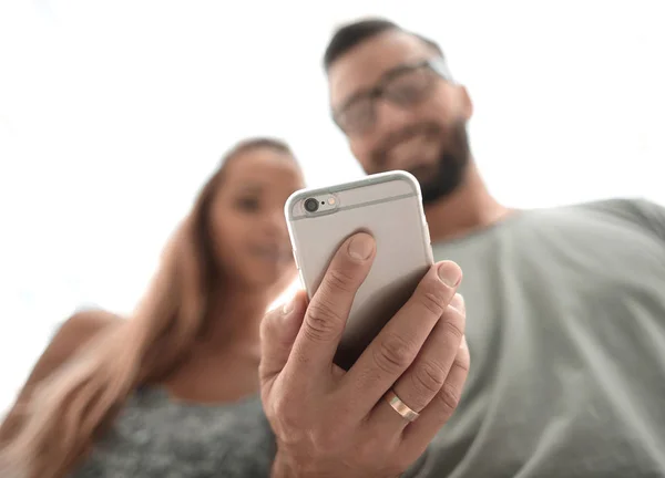 Νεαρό ζευγάρι ψάχνει φωτογραφίες σε smartphone — Φωτογραφία Αρχείου