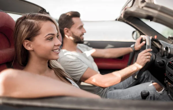 Närbild.leende par sitter i en cabriolet bil — Stockfoto