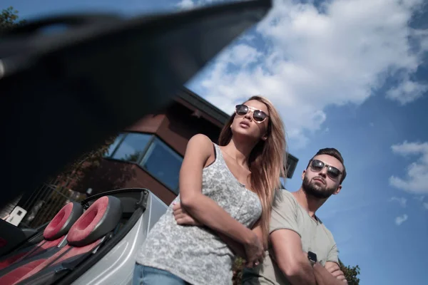 Inferior view.beautiful pareja de pie cerca de un coche convertible — Foto de Stock