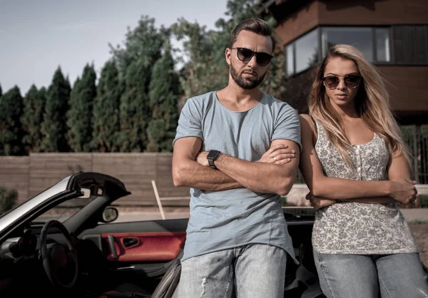 Fiatal pár áll közel luxus autó. — Stock Fotó