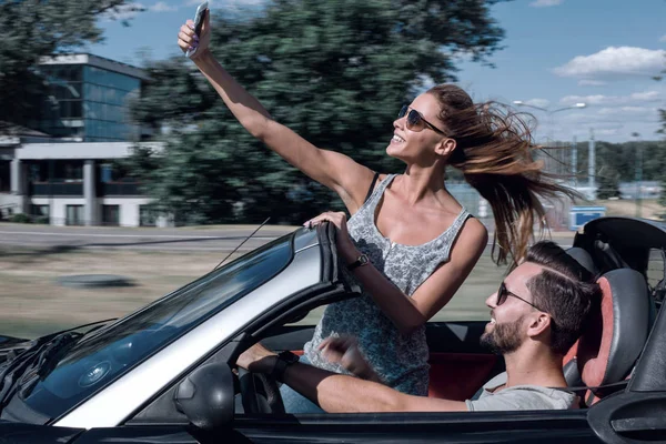 Γοητευτικό νεαρό ζευγάρι λήψη selfie σε αυτοκίνητο — Φωτογραφία Αρχείου