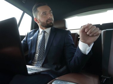 Arabada konuşurken kendinden emin iş adamı