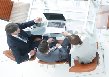 Yukarıdan görüntüleyin. İş takım masasında.