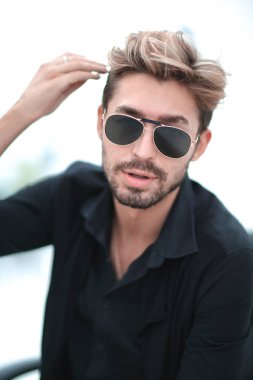 Cep telefonu kullaranarak parkta oturan işadamı