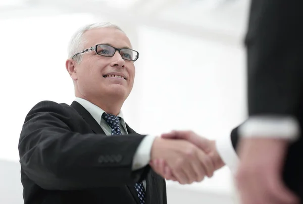 Detailní obchodní partnery handshake. obraz je rozmazaný. — Stock fotografie