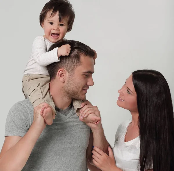 Família feliz em um fundo branco. Mãe, pai e filho — Fotografia de Stock
