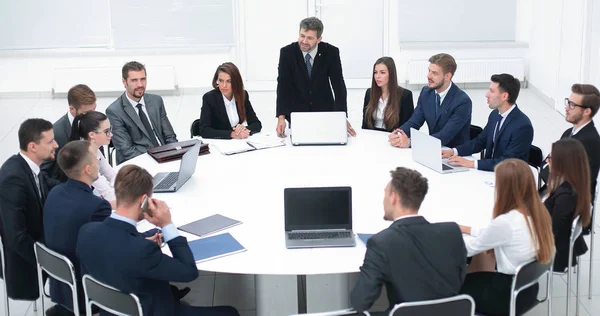 Empresario hablando de una propuesta en las negociaciones. — Foto de Stock