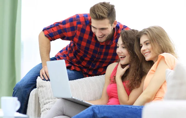 Группа молодых людей, смотрящих видео на ноутбуке . — стоковое фото