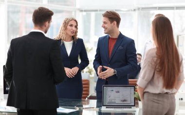 Belge ve belgili tanımlık okul sırası ayakta fikirleri tartışmak iş ortakları