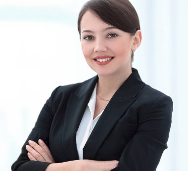 ofis arka plan üzerinde başarılı genç iş kadını.