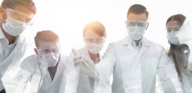 bilim adamları test tüpleri ve laboratuar mikroskobu ile çalışma