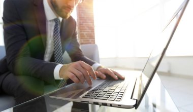 Modern ofiste çalışan başarılı iş adamının portresi.