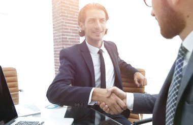 portre. bir ofiste iş el sıkışma.