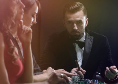 Grup şık insan bir casino oynamak