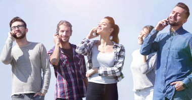 onların akıllı telefonlar üzerinde konuşurken öğrenci grubu.