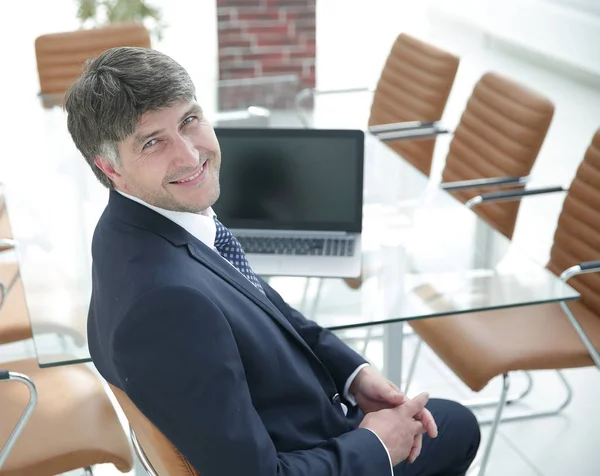 Boss sitter på arbetsplatsen före mötet — Stockfoto