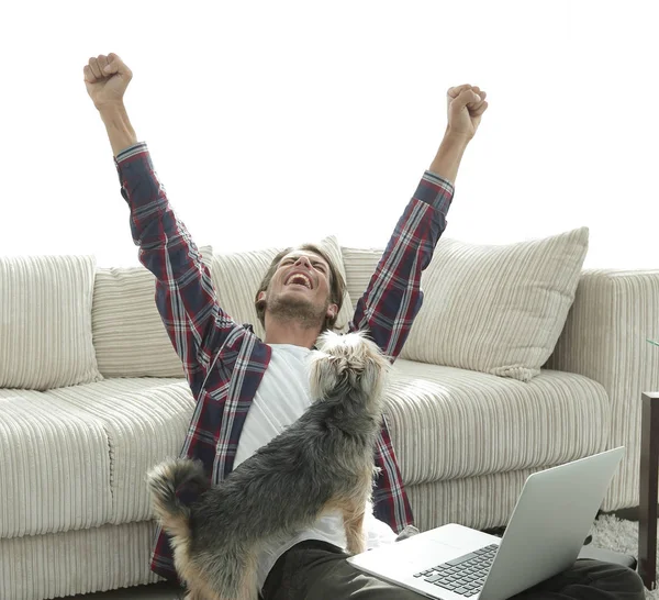 Mutlu Genç Adam Köpeğiyle Oturma Odasında Exults Hayatı Kavramı — Stok fotoğraf